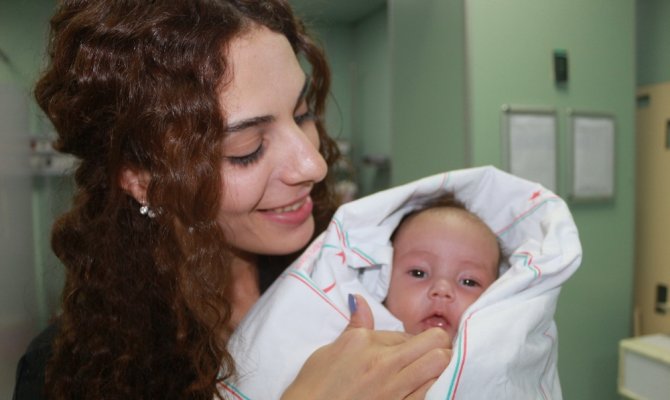 Annesinin boğmak istediği bebek son anda kurtarıldı