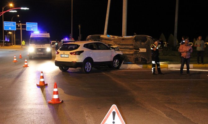 Cip polis aracına çarptı: 2’si polis 3 yaralı