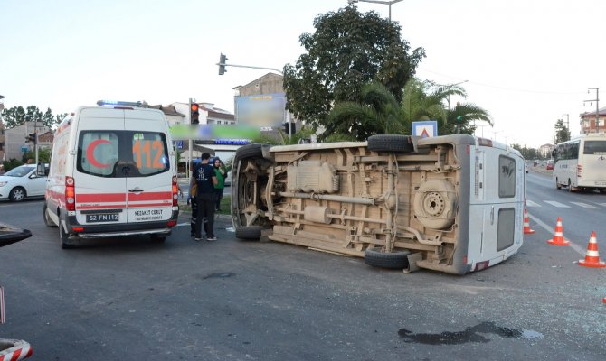 Tarım işçilerini taşıyan minibüs devrildi: 22 yaralı