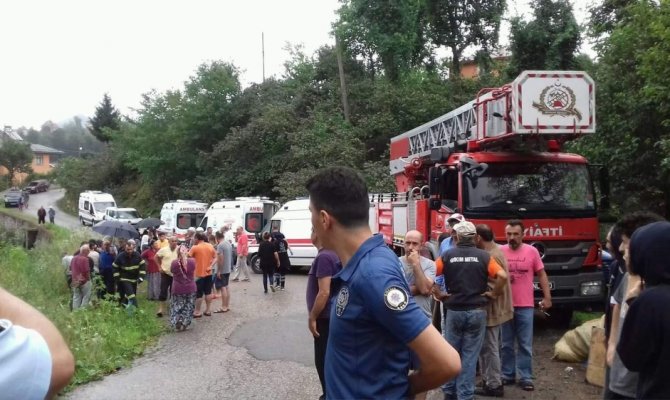 Fındık işçilerini taşıyan minibüs kaza yaptı: 3 ölü, 12 yaralı