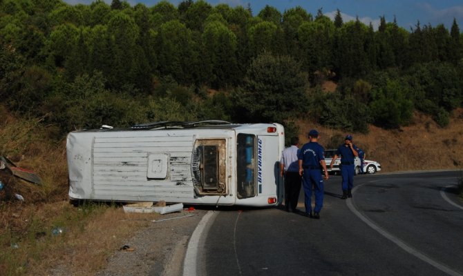 Tarım işçilerini taşıyan minibüs devrildi: 12 yaralı