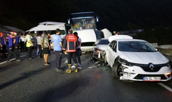 İnegöl’de feci kaza: 1 ölü, 15 yaralı