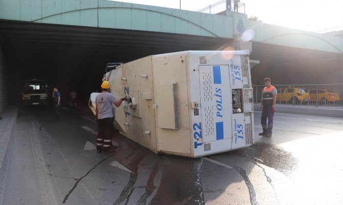 Topkapı’da göreve giden TOMA aracı devrildi