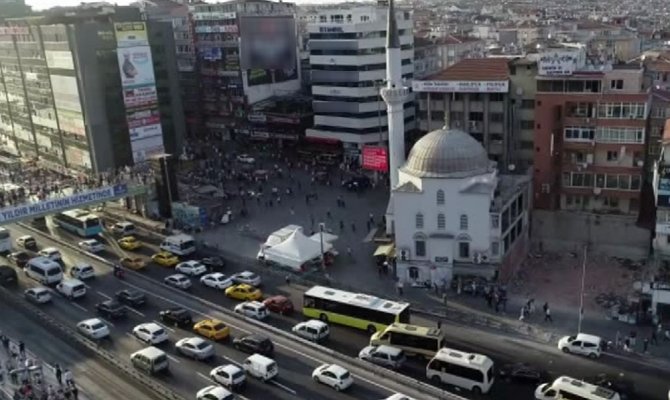 Bir duvarı olmayan cami havadan görüntülendi