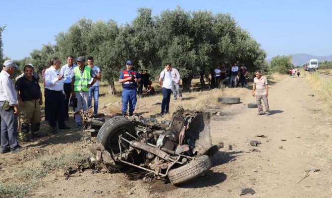 Trenin çarptığı otomobil ikiye bölündü: 1 yaralı