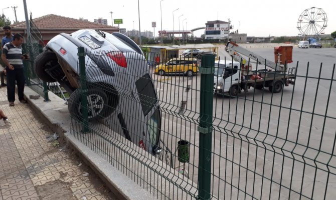 Sürücü adayı otomobille 3 metreden aşağı düştü