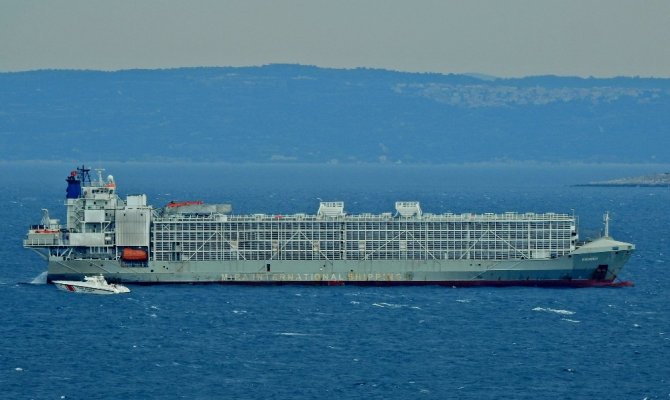 Tartışmalara neden olan gemi Çeşme’yi terk etti