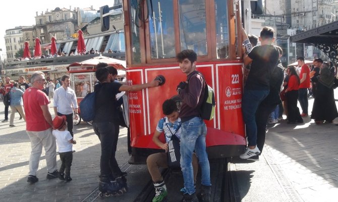 Patenli gençlerin tehlikeli oyunu kamerada