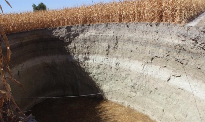 Konya'da 30 metre derinliğinde obruk oluştu