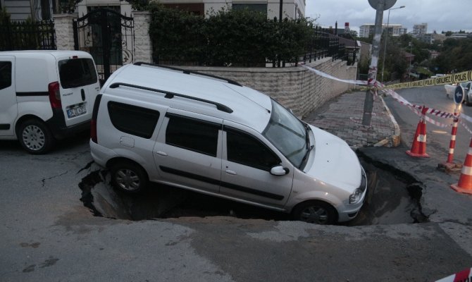 Yol çöktü, otomobil oluşan çukura düştü