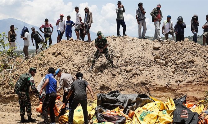 Deprem kurbanları toplu halde defnedilecek