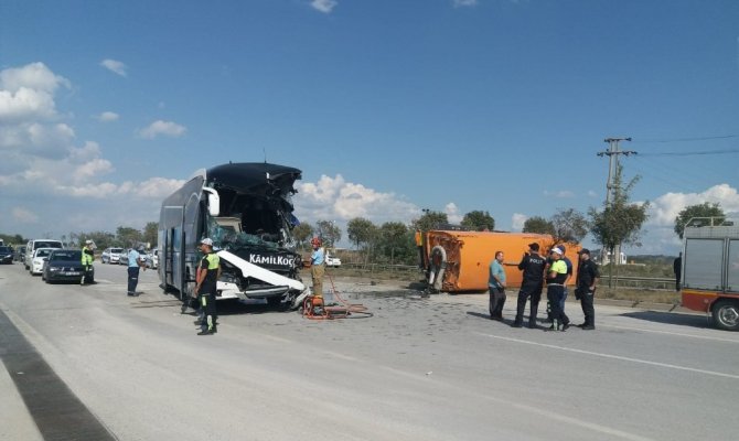 Yolcu otobüsü temizlik aracına çarptı: 1 ölü, 15 yaralı