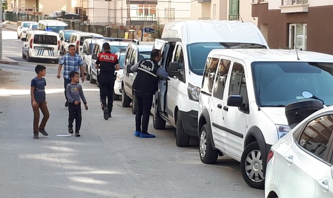 Yoldan geçen kadını yaraladı, arkadaşını ve kendini öldürdü