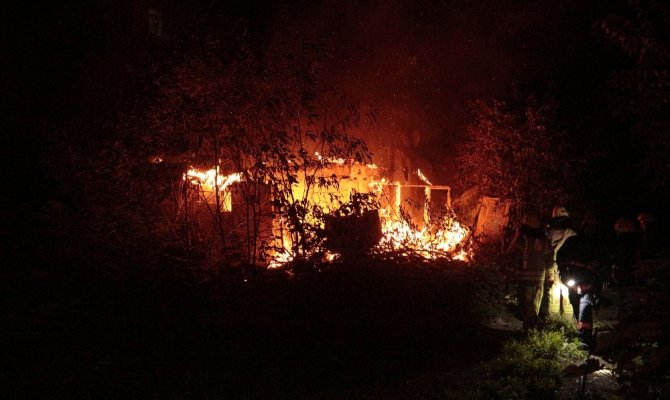 İstanbul'da gecekondu alev alev yandı