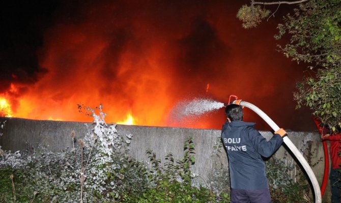 Su dolum fabrikası alev alev yandı