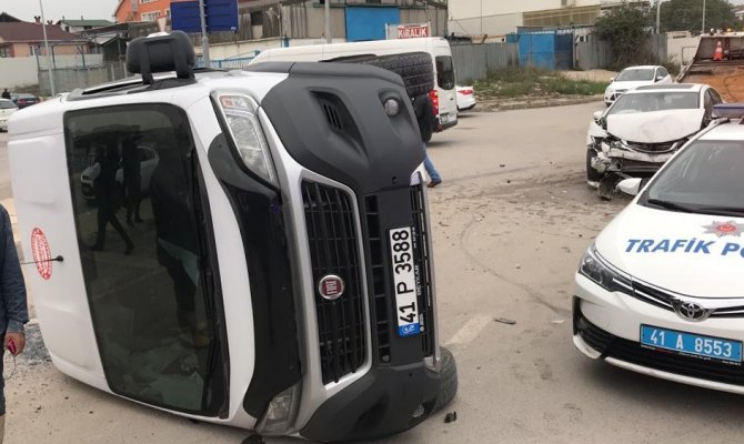 Otomobille çarpışan işçi servisi devrildi: 16 yaralı