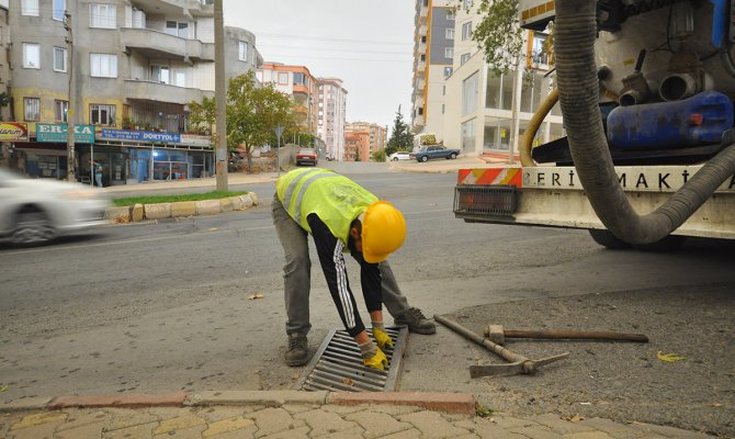 Yağmur Suyu Izgaraları Temizleniyor