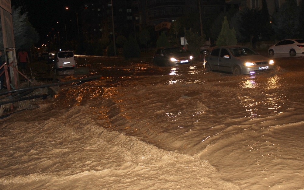 Sel suları Adıyaman’da asfaltları yerinden söktü