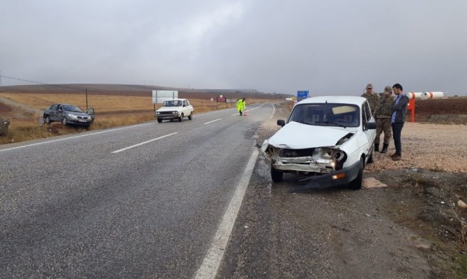 İki otomobil kafa kafaya çarpıştı: 1 yaralı