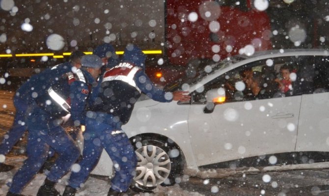 Antalya-Konya karayolunda sürücülerin karla imtihanı