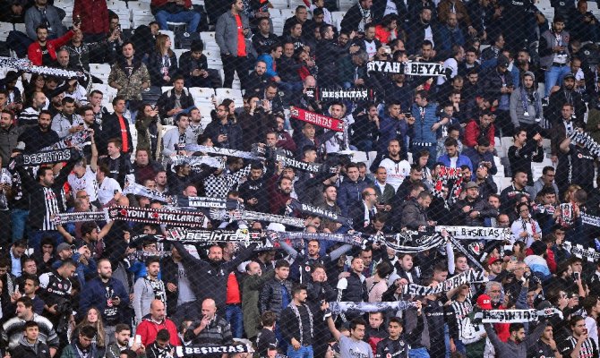 Önce protesto sonra alkış