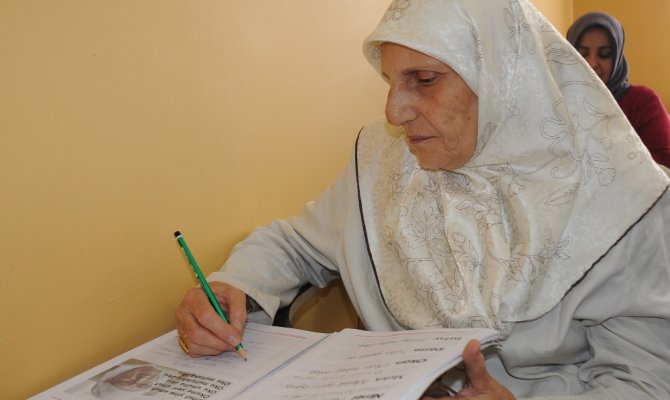 Oğluna mektup yazmak için 70 yaşında okuma yazma öğrendi