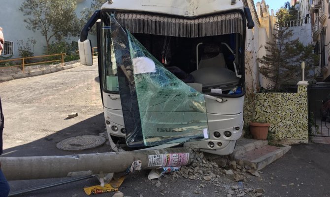 Freni boşalan midibüs dehşet saçtı