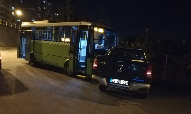 Halk otobüsü ile kamyonet kafa kafaya çarpıştı: 2 yaralı