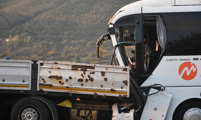 Asker taşıyan yolcu otobüsü çekiciye çarptı: 2 ölü, 27 yaralı