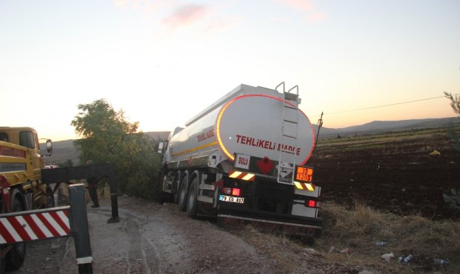 Yakıt tankeri radar aracına çarptı: 1 polis yaralı