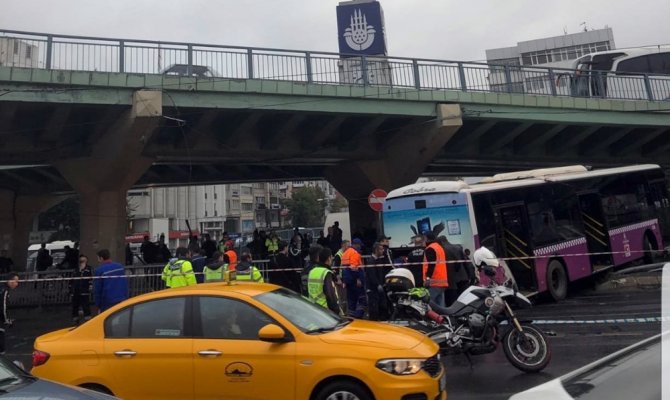 Yoldan çıkan otobüs elektrik direğine çarptı