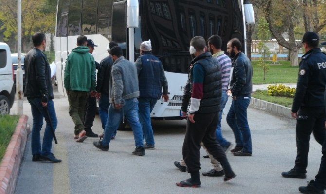 Suriyeliler ekmek ve kahve için sokak ortasında kavga ettiler