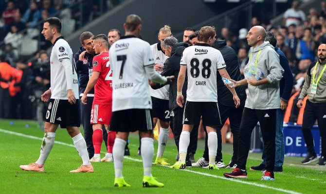 Şenol Güneş takımı tribünlere götürdü