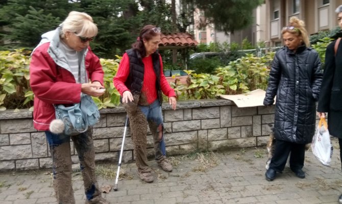 Hastaneye giden iki kadın beton dolu çukura düştüler