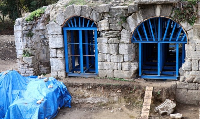 Bin 500 yıldır ayakta duran köprüde hamam yapısı ortaya çıktı