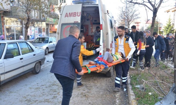 Elbistan'da çocuğa çarpmamak için ağaca çarptı iki yaralı