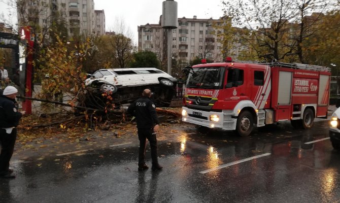 Bilanço ağır, işçi servisi ağaca çarpıp devrildi