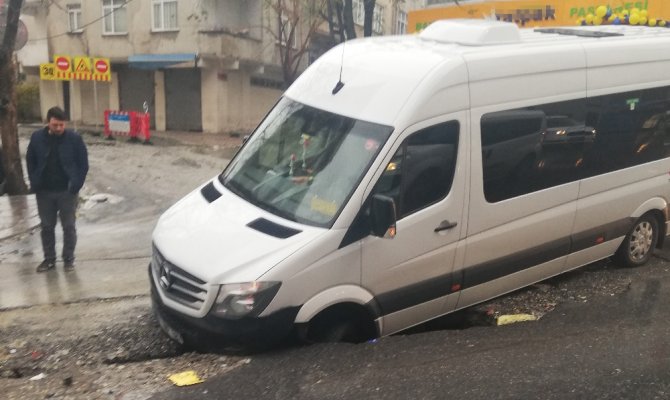 Yoğun yağış nedeniyle yol çöktü