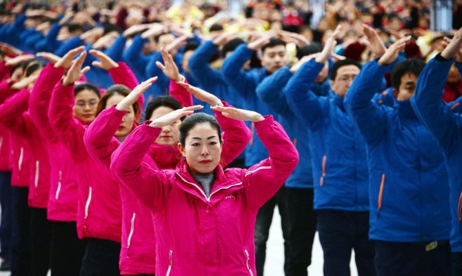 500 bin kişi hep birlikte kungfu yoga yaptı