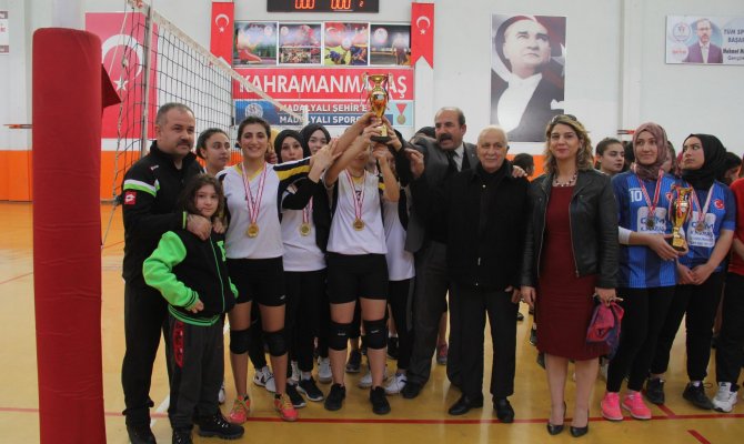 Voleybol Gençler Turnuvası Zorlu Mücadelesi bitti