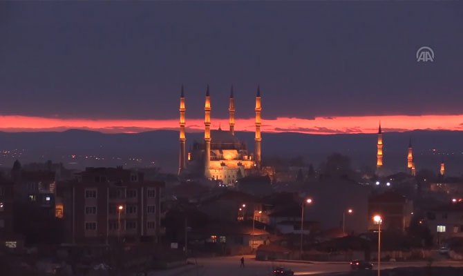 Güneşin kırmızı tonu görenleri şaşırttı