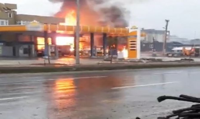 Petrol istasyonu bomba gibi patladı