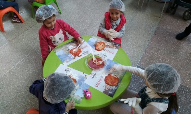 Kahramanmaraş'ta minikler pizza yaparak eğlendi