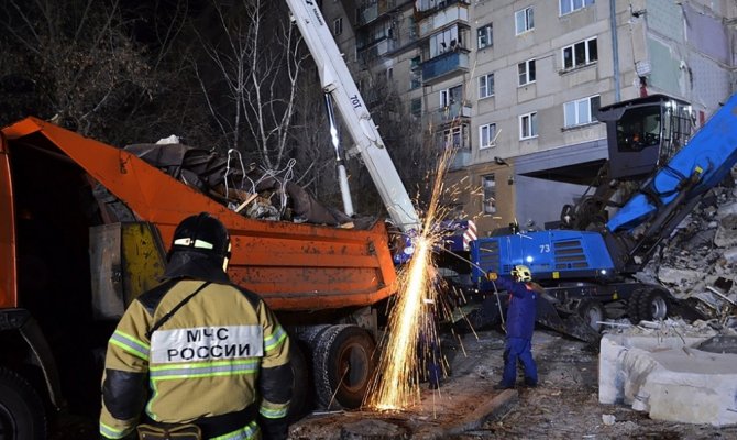 Yıkılan binadan 4 ceset daha çıkarıldı