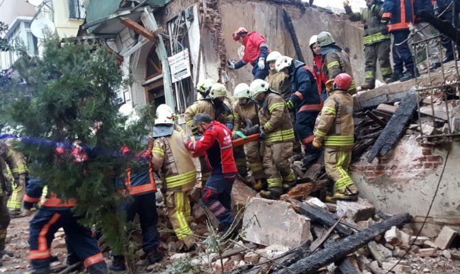 İstanbul Fatih'de bina çöktü iki kişi öldü