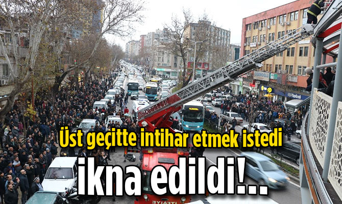 Üst geçitte intihar etmek istedi ikna edildi