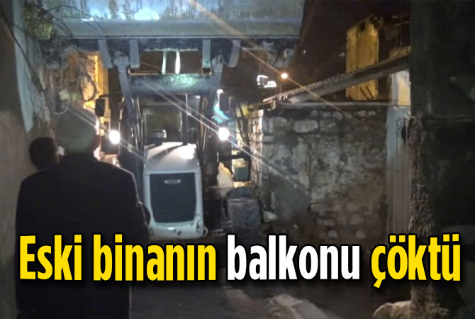 Eski binanın balkonu çöktü