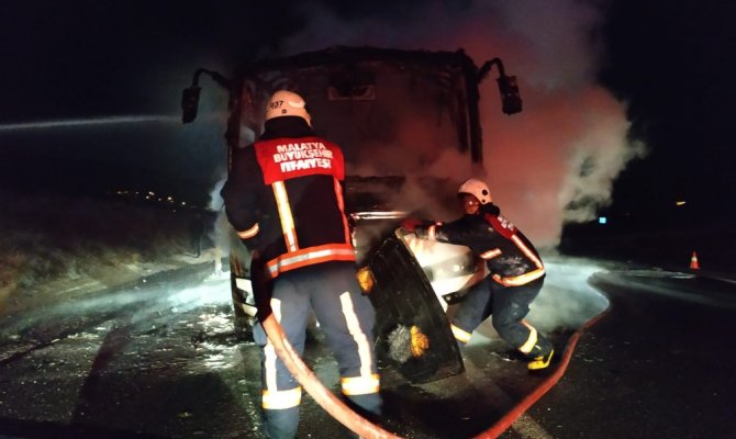 İçinde 30 yolcu bulunan bir midibüs alev aldı