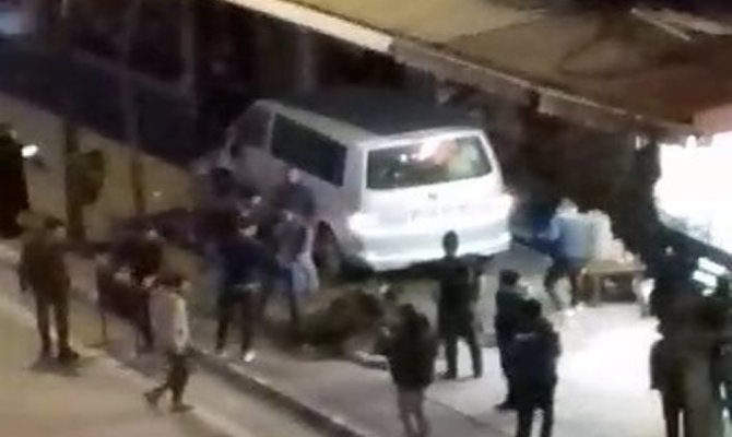 Polise vurmaya çalışan alkollü sürücü vatandaşın elinden zor alındı