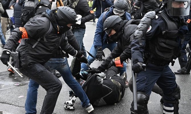 Fransa'da polislere soruşturma!